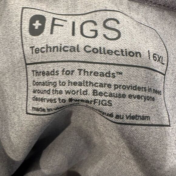 Figs chisec three pocket scrub top graphite gray - Picture 5 of 5